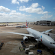 American Airlines echa a una chelista de uno de sus aviones.